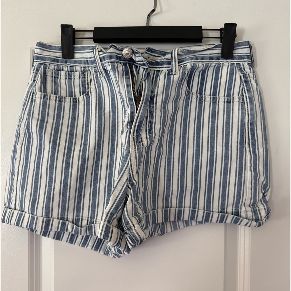 AE Mom Short